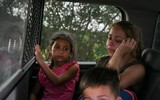 [ẢNH] Những khoảnh khắc xúc động của dòng người nhập cư ở biên giới Mỹ - Mexico